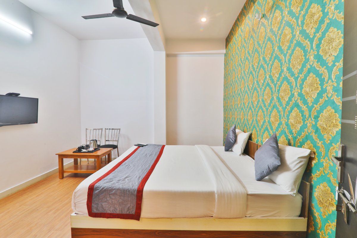 Deluxe room in Gomti Nagar with cozy interiors and modern amenities for a relaxing stay