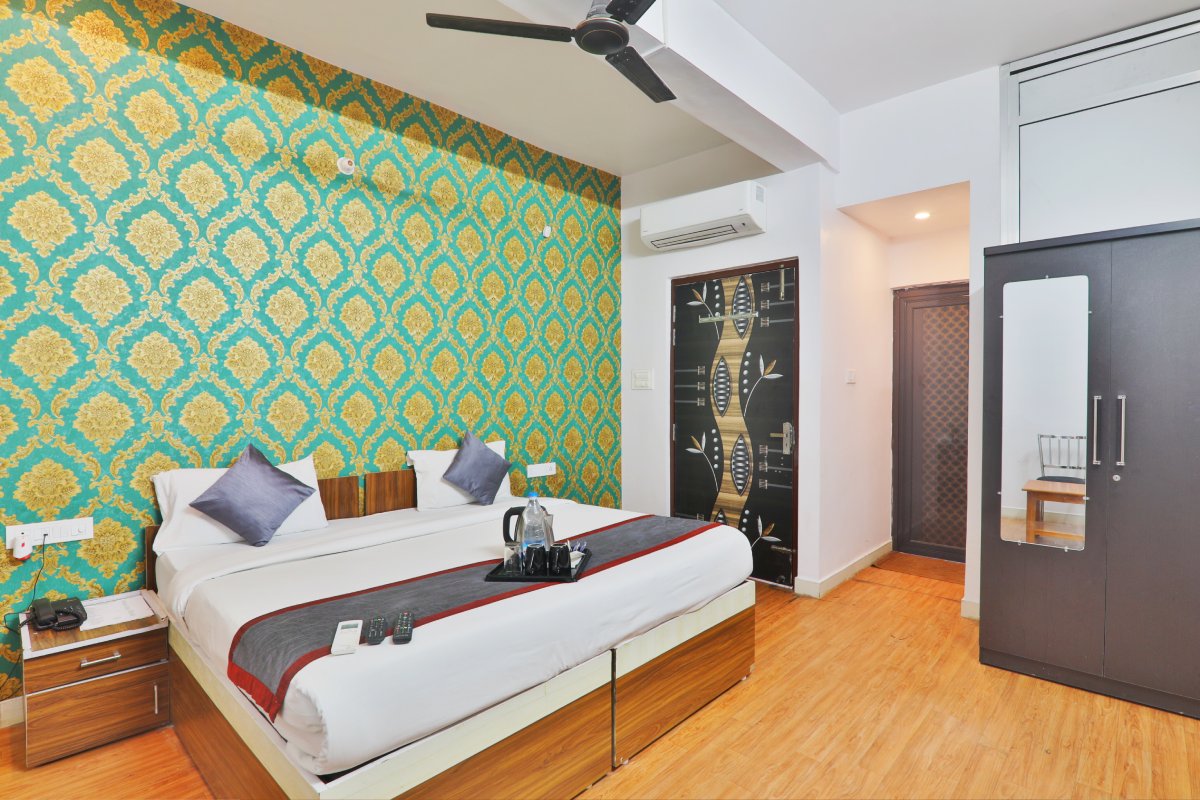 Clean and comfortable low budget rooms in Gomti Nagar ideal for solo or budget-conscious travelers