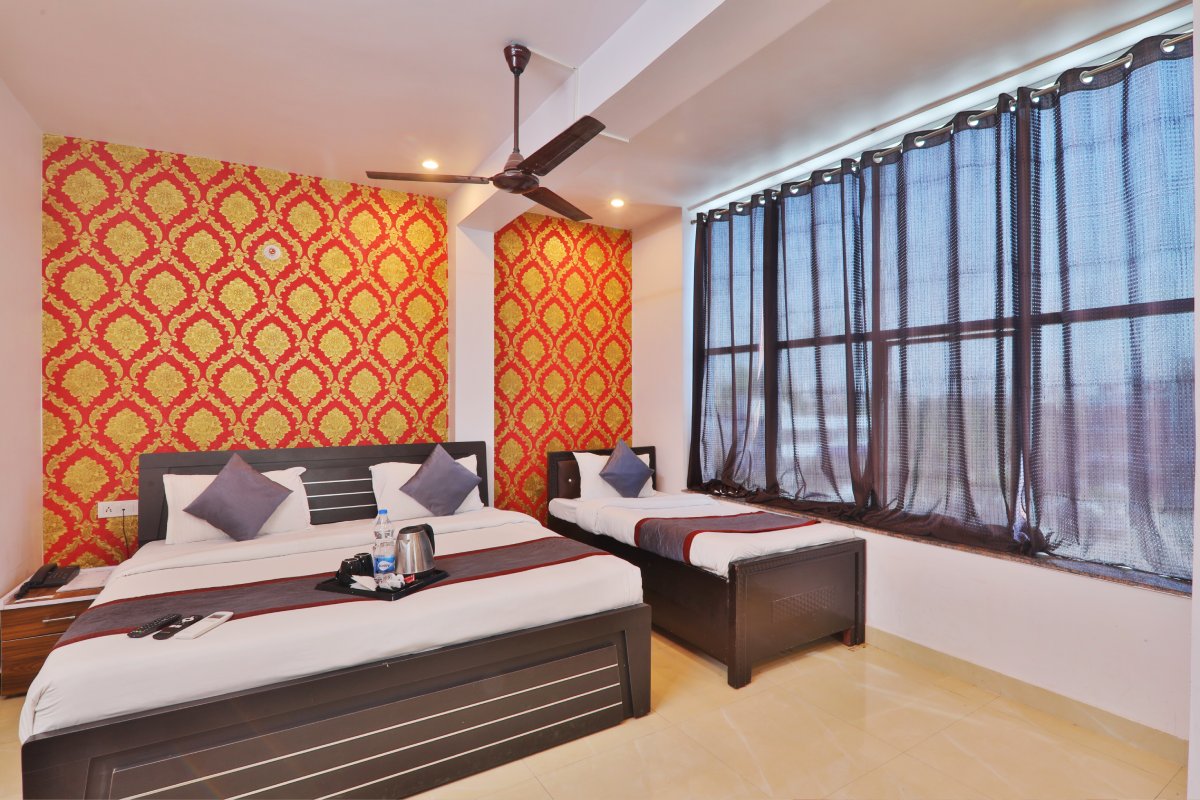 Super deluxe room in Gomti Nagar offering a peaceful stay with stylish decor