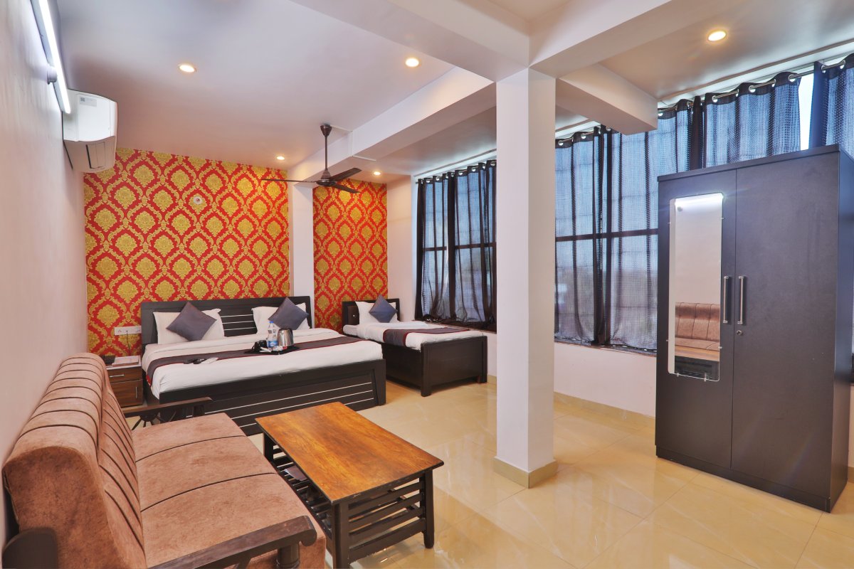 Well-furnished super deluxe room in Gomti Nagar perfect for a relaxing stay