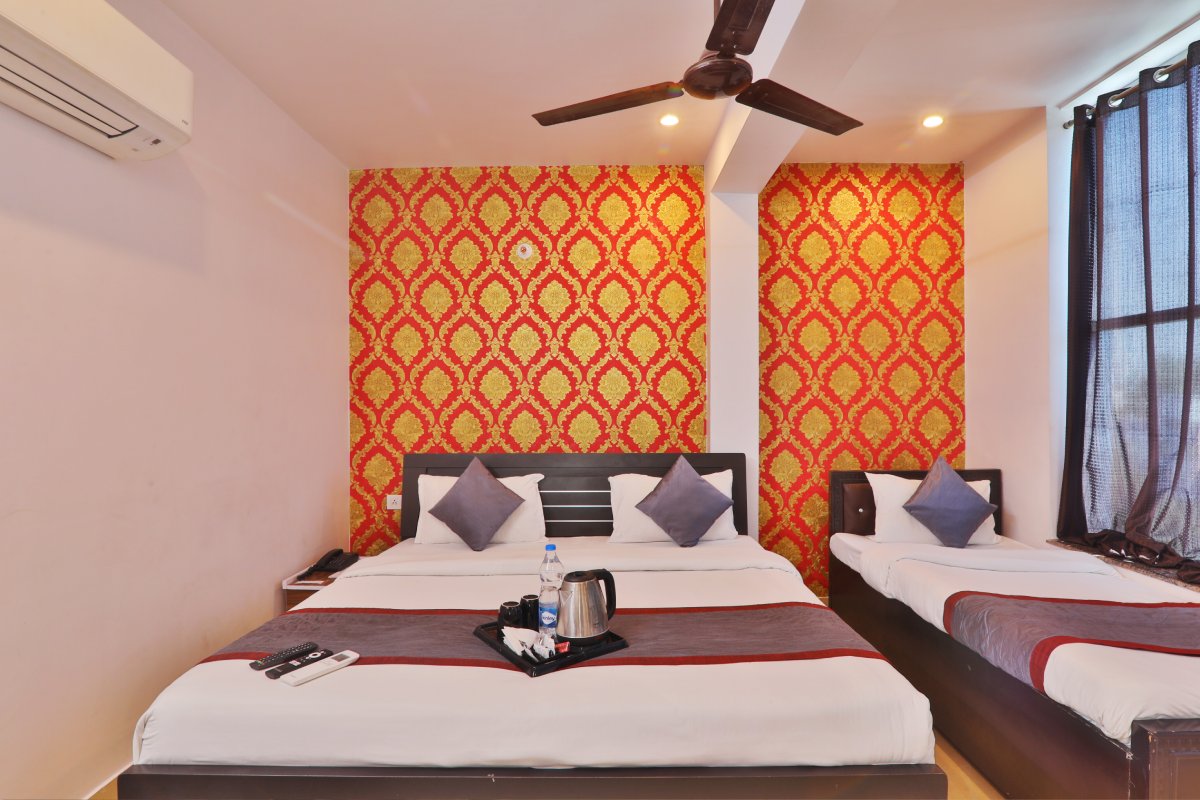 Bright and spacious super deluxe room in Gomti Nagar for families or couples