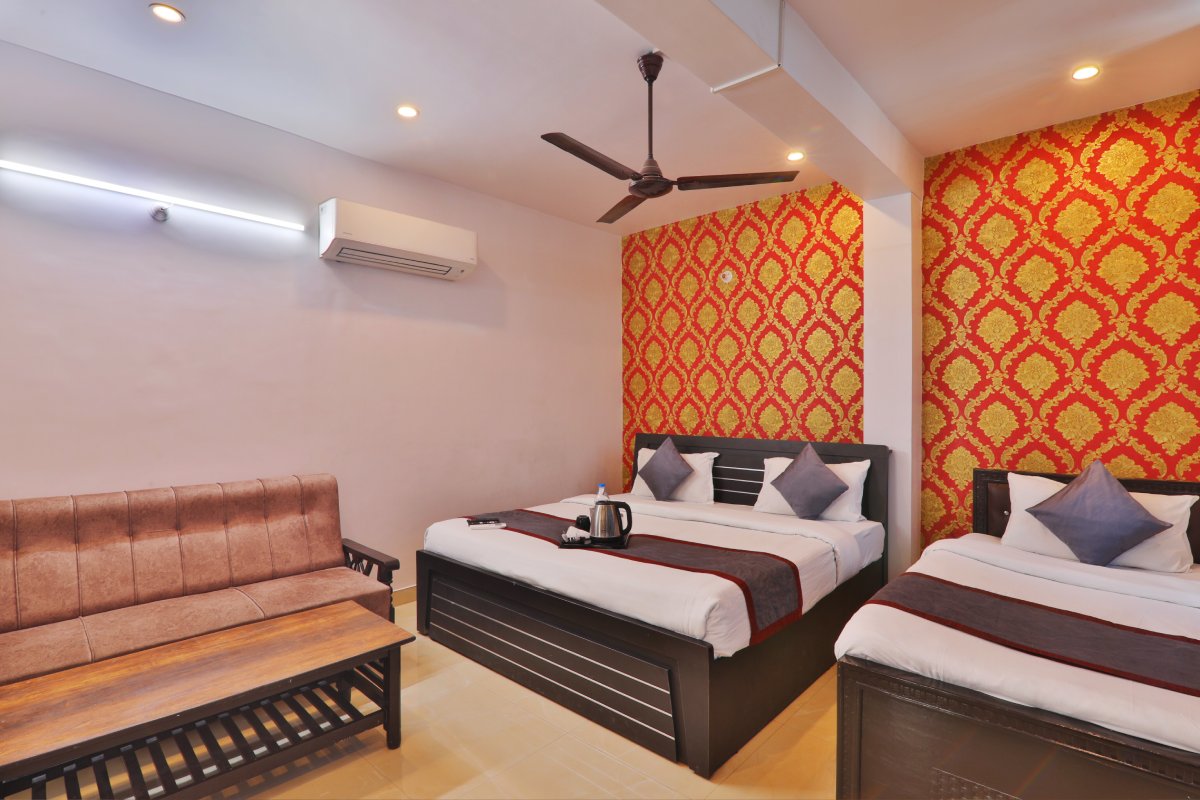 Elegant super deluxe room in Gomti Nagar with all modern comforts